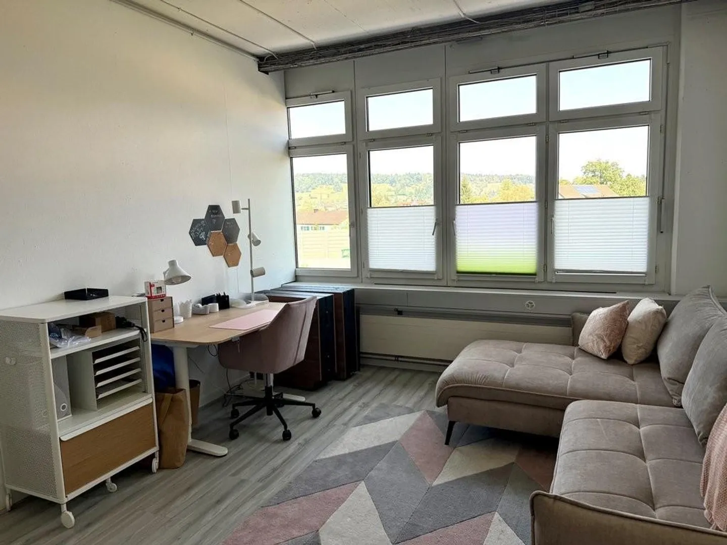 Bureau ou espace de pratique lumineux et ouvert - Photo 2 sur 7
