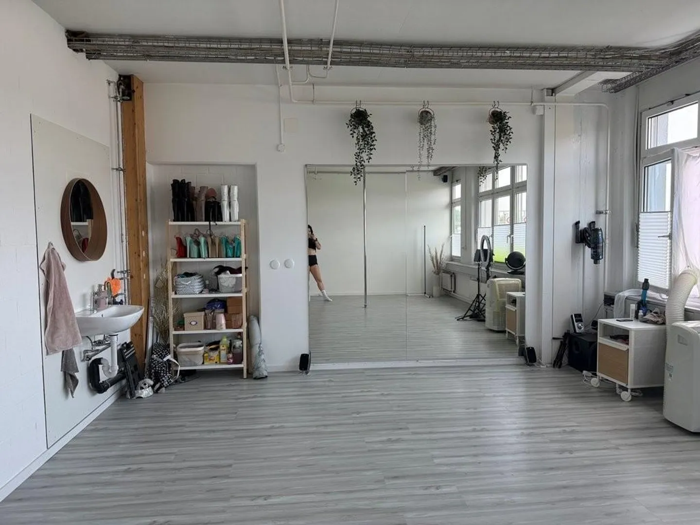 Bureau ou espace de pratique lumineux et ouvert - Photo 4 sur 7