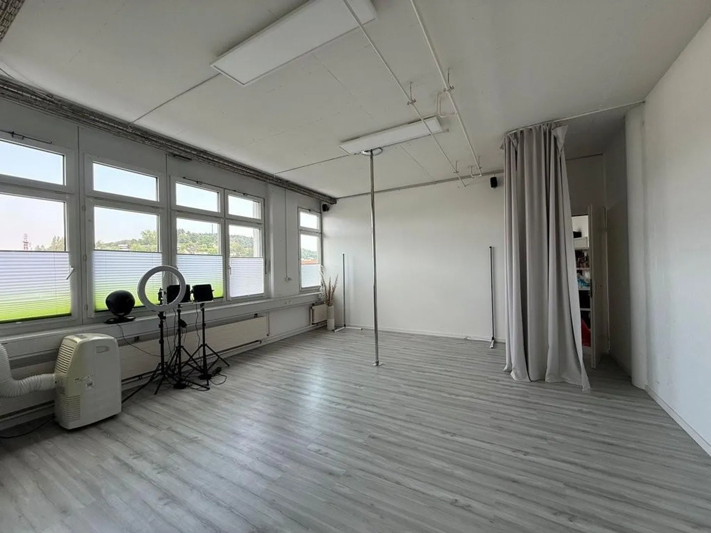 Bureau ou espace de pratique lumineux et ouvert - Photo 5 sur 7