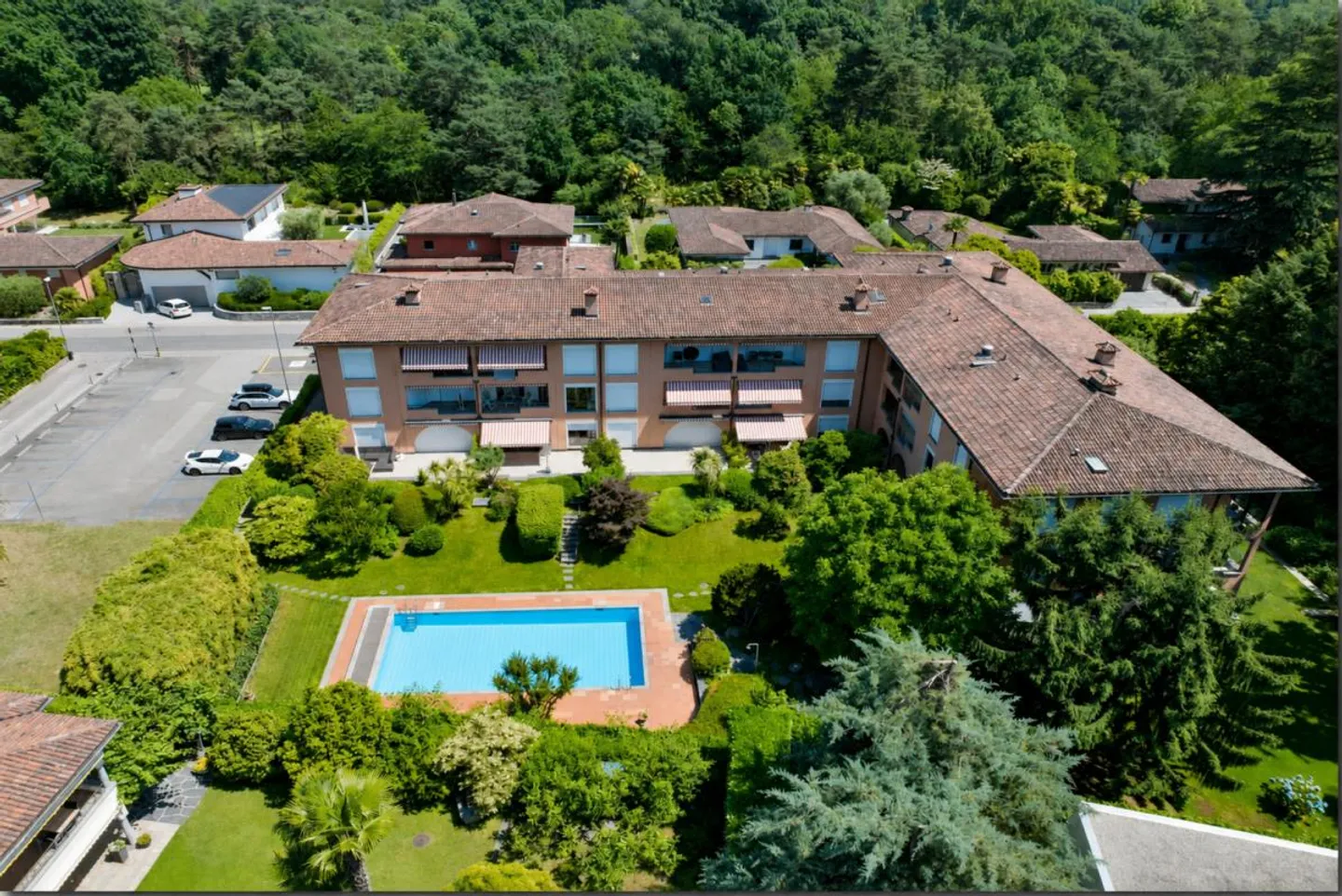 Moderne 2 1/2 Zimmer-Ferienwohnung mit grossem Pool an attraktiver Lage in Ascona - Foto 2 di 10