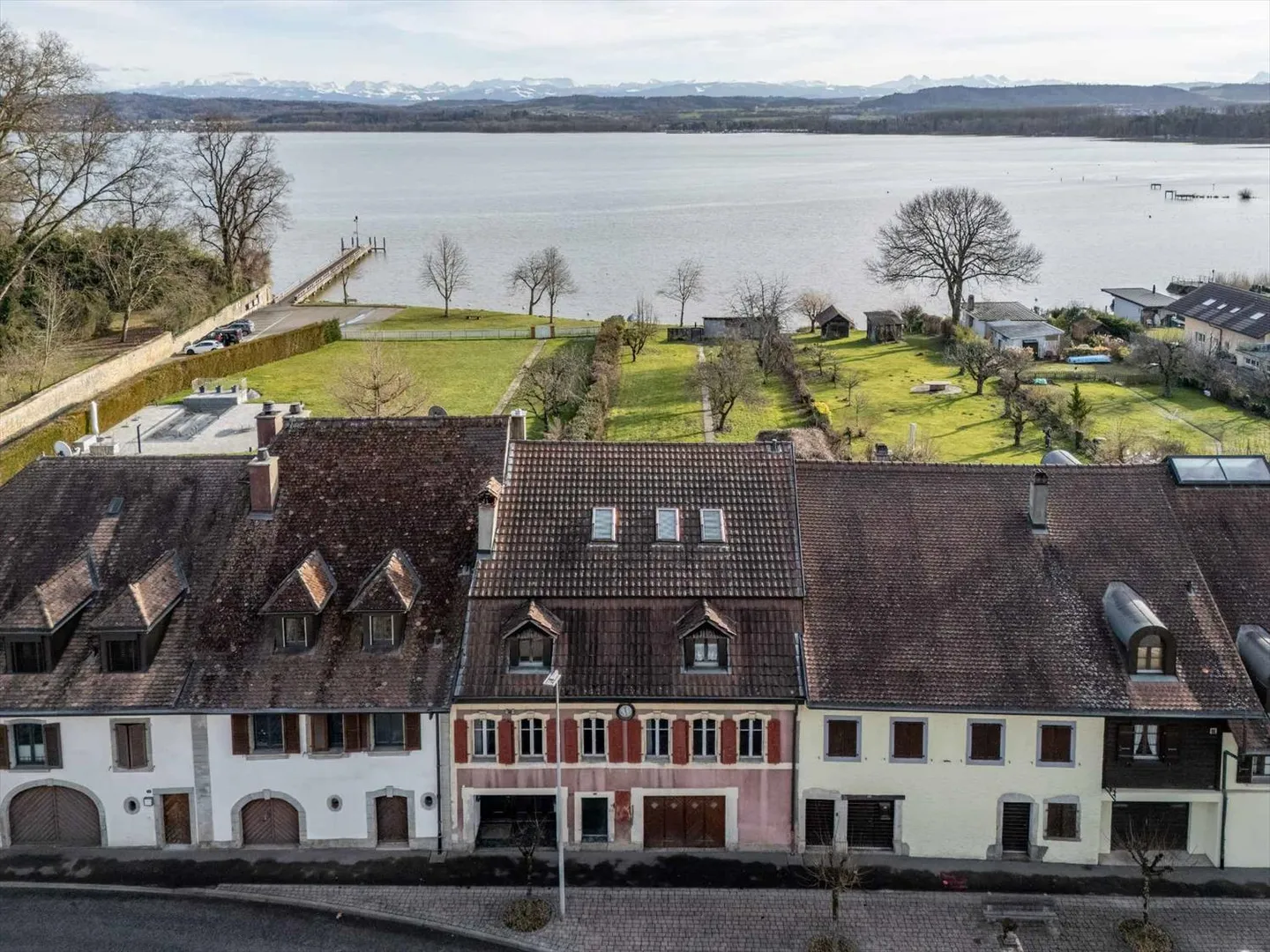Une demeure de caractère au bord du lac de Morat - Photo 2 sur 12