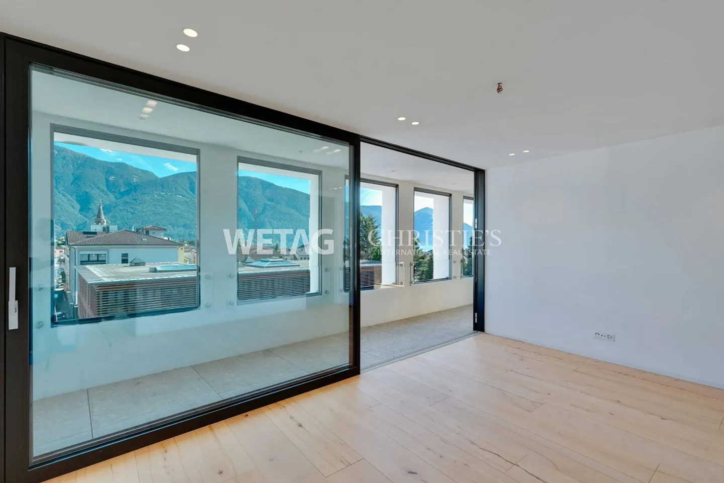 Luxury 5.5-Room Duplex Penthouse Apartment with Lake Maggiore View - Photo 11 of 13