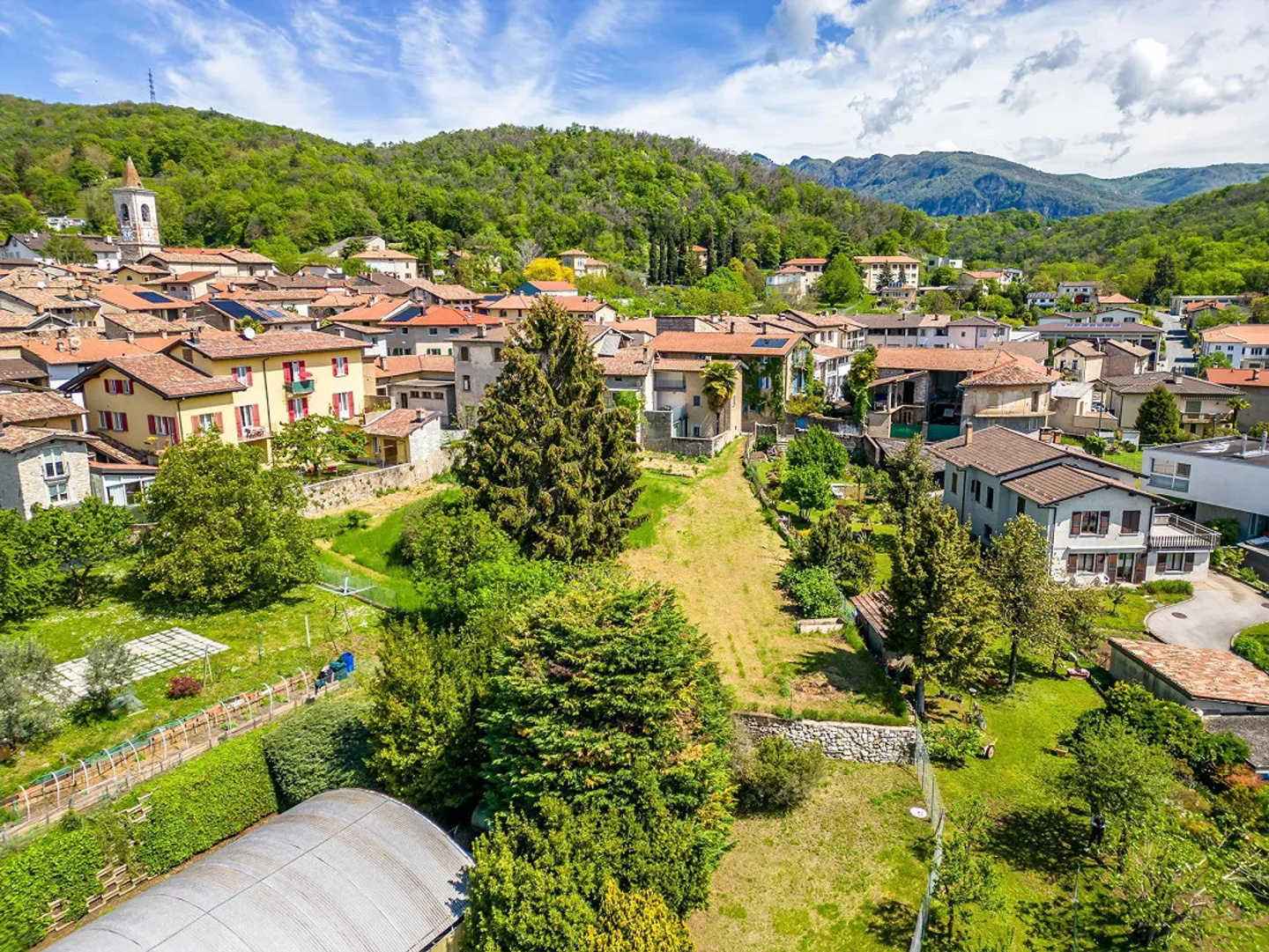 Terrain constructible en plein soleil avec projet approuvé - Photo 1 sur 4