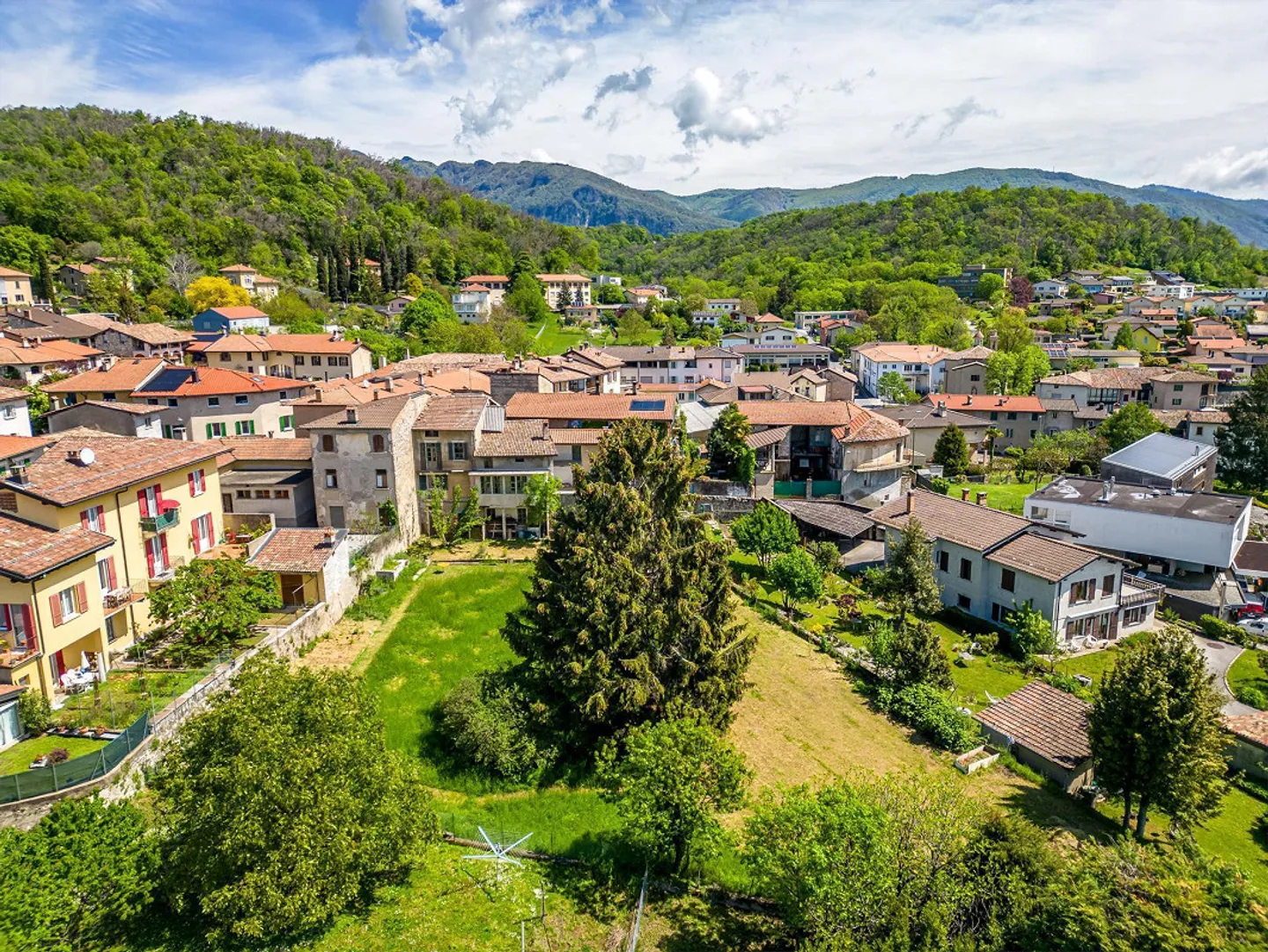 Terrain constructible en plein soleil avec projet approuvé - Photo 2 sur 4