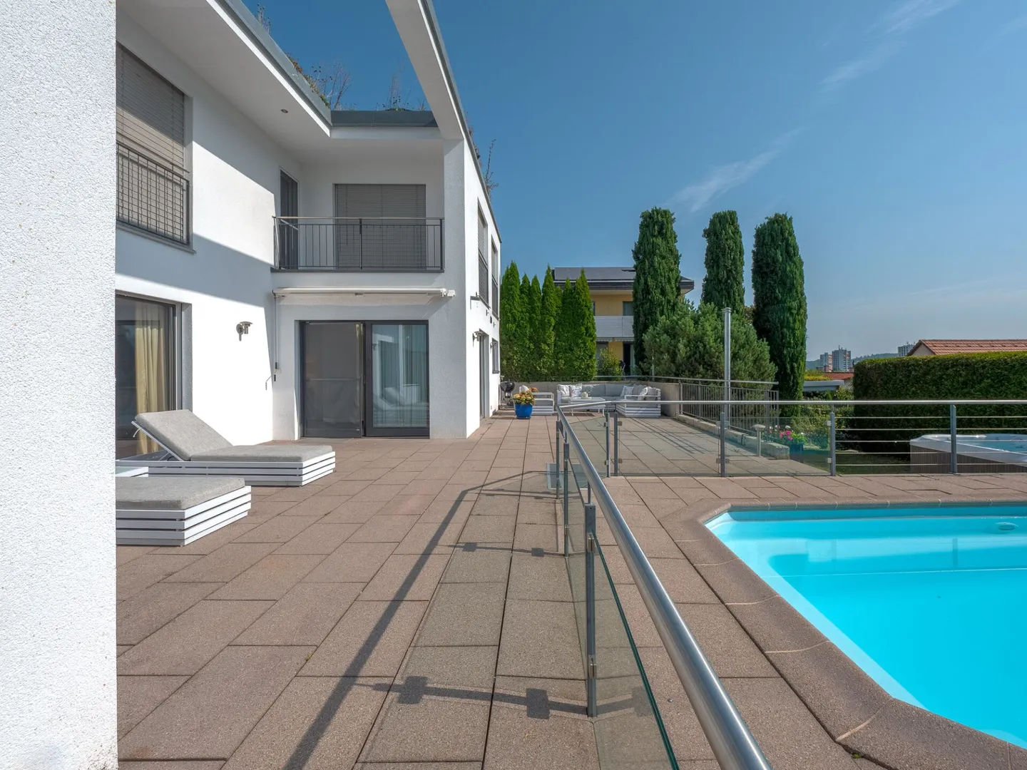 Perle résidentielle moderne - maison individuelle de 6,5 Z' EFH avec piscine, sauna et jacuzzi - Photo 1 sur 13