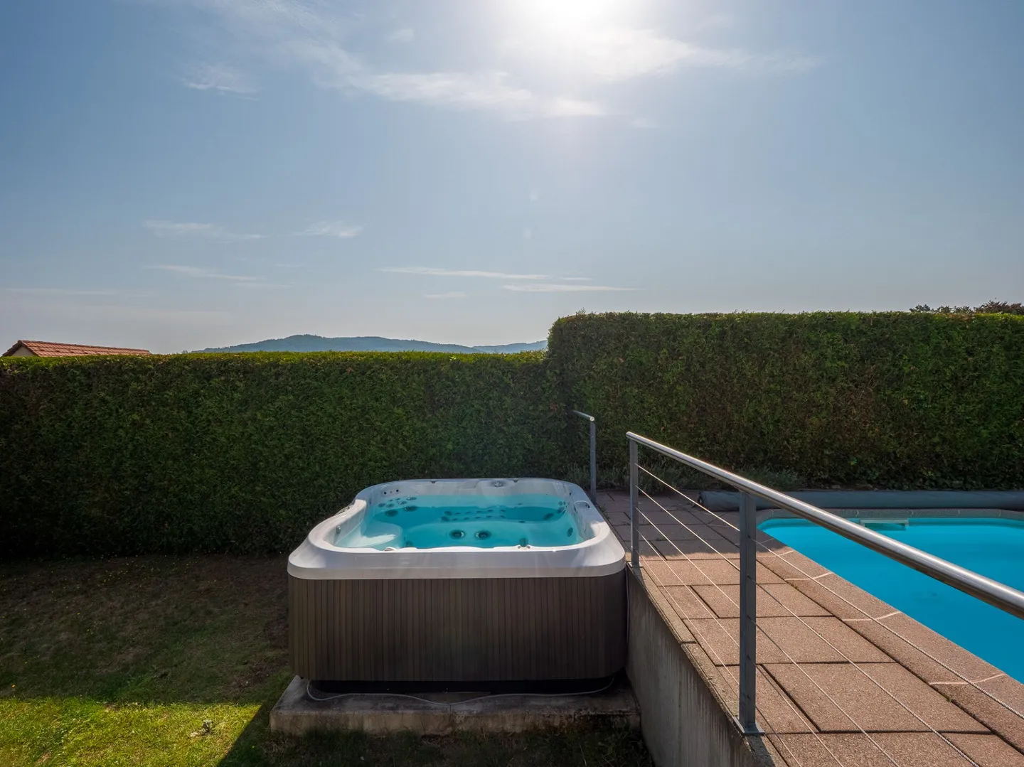Perle résidentielle moderne - maison individuelle de 6,5 Z' EFH avec piscine, sauna et jacuzzi - Photo 3 sur 13