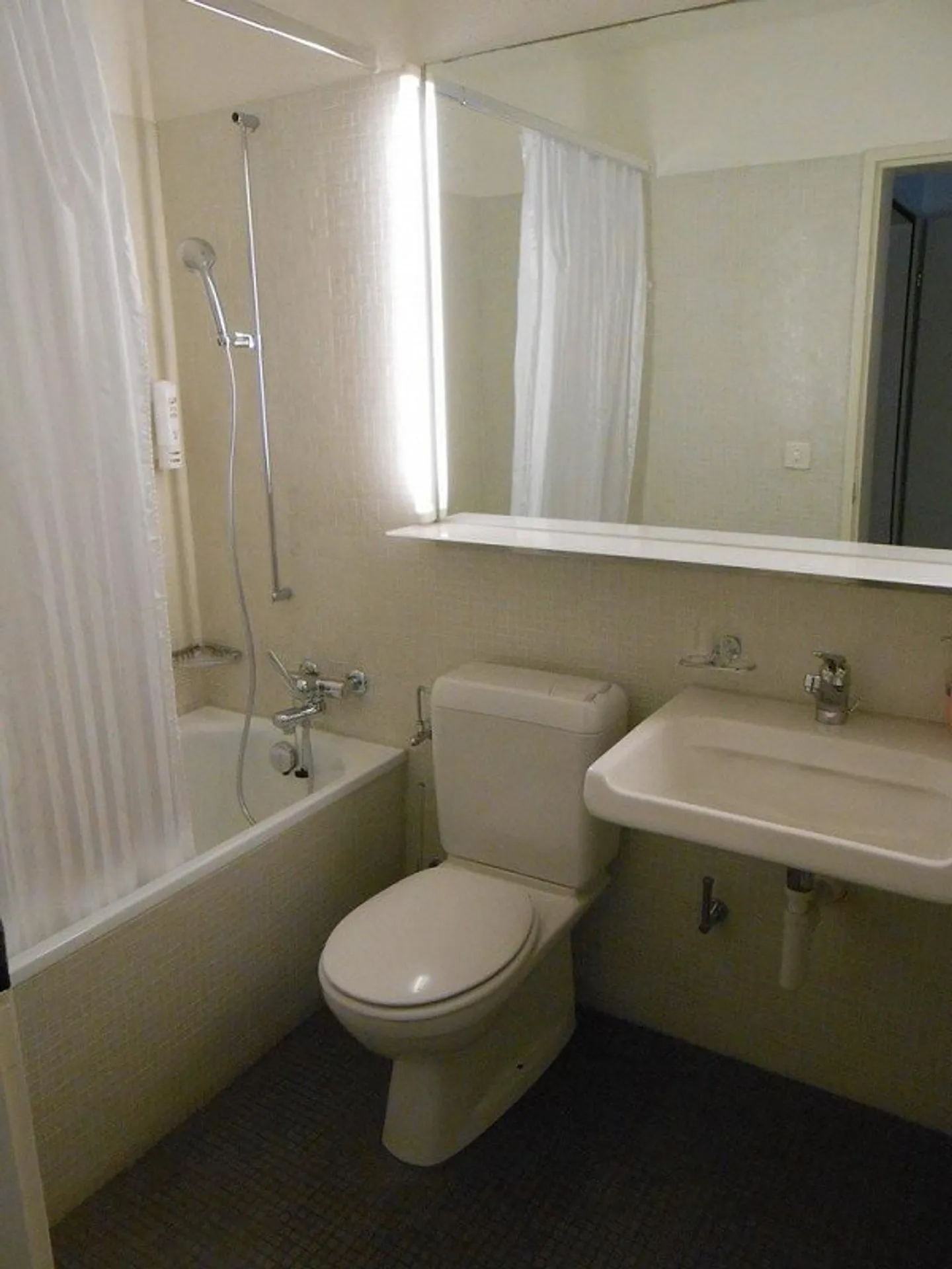 Living like in a hotel in a central location - Photo 4 of 7