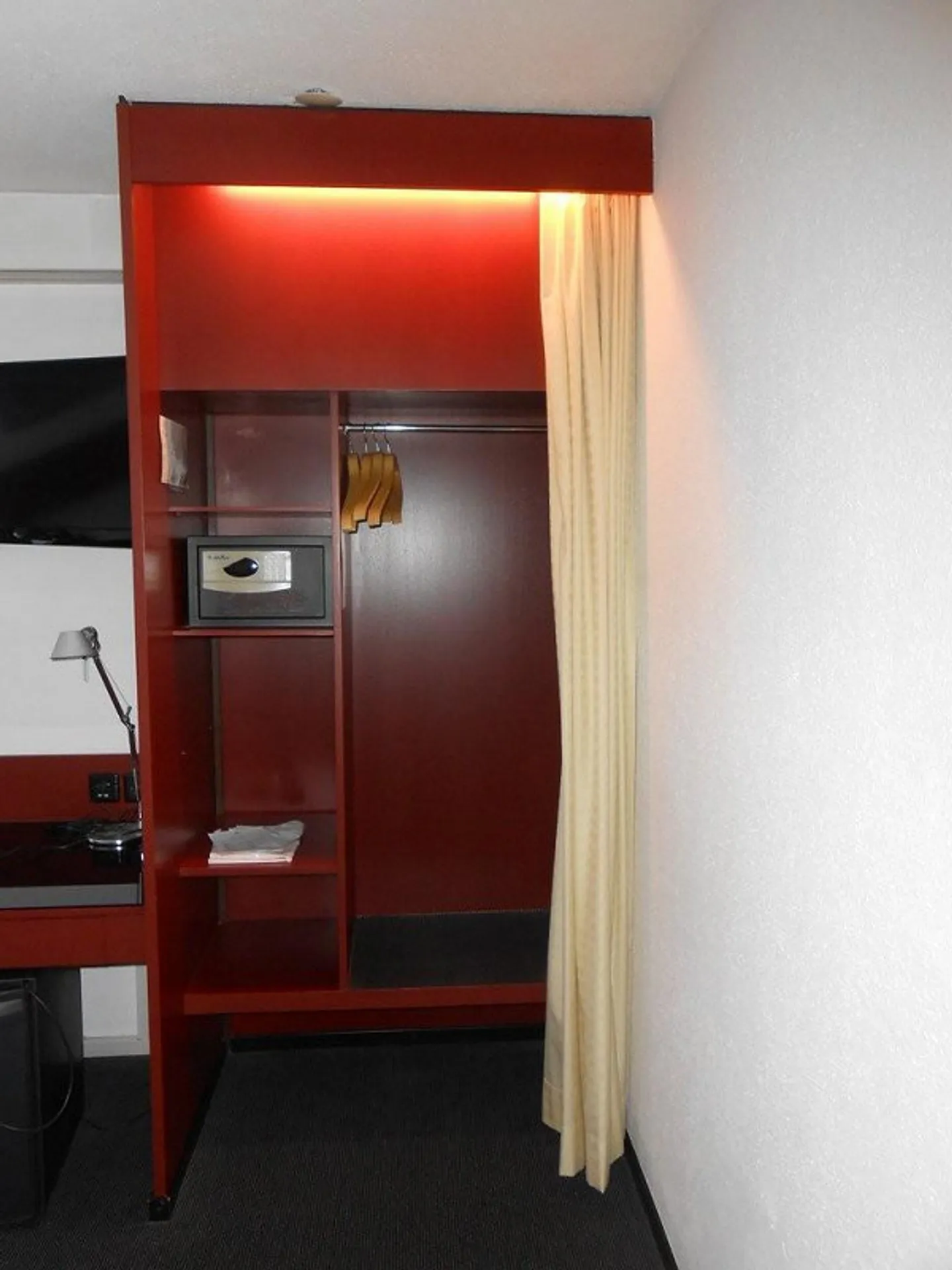 Living like in a hotel in a central location - Photo 5 of 7