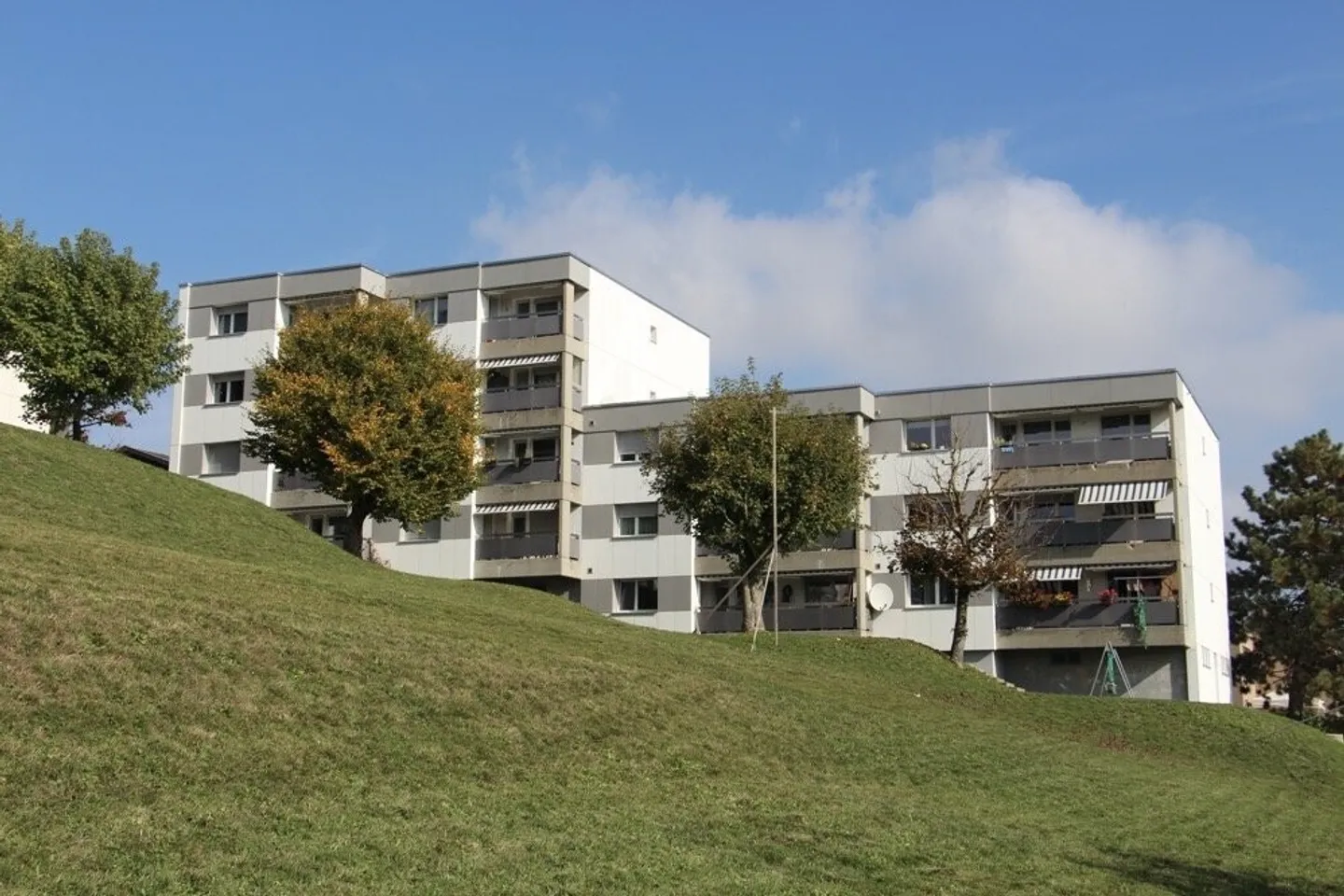 Geräumige 4½-Zimmer-Wohnung nur wenige Schritte von öffentlichen Verkehrsmitteln und Einkaufszentren entfernt - Foto 1 von 2