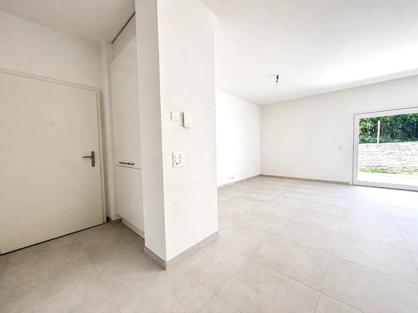 Superb 2.5 rooms, spacious garden level - Photo 3 of 7