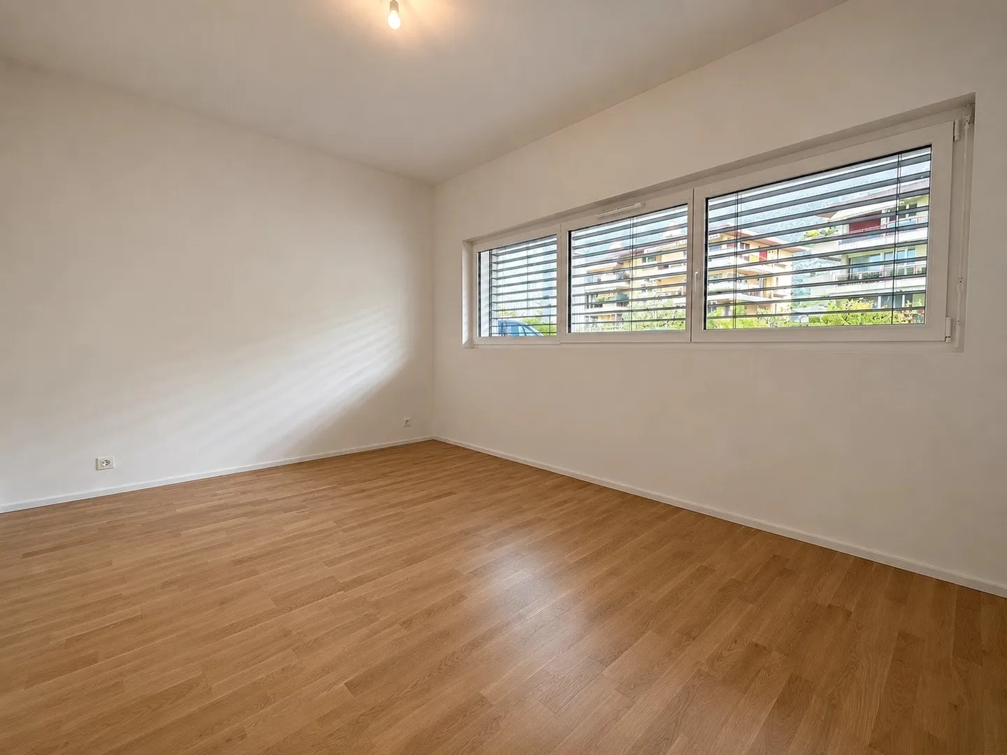 Superb 2.5 rooms, spacious garden level - Photo 4 of 7