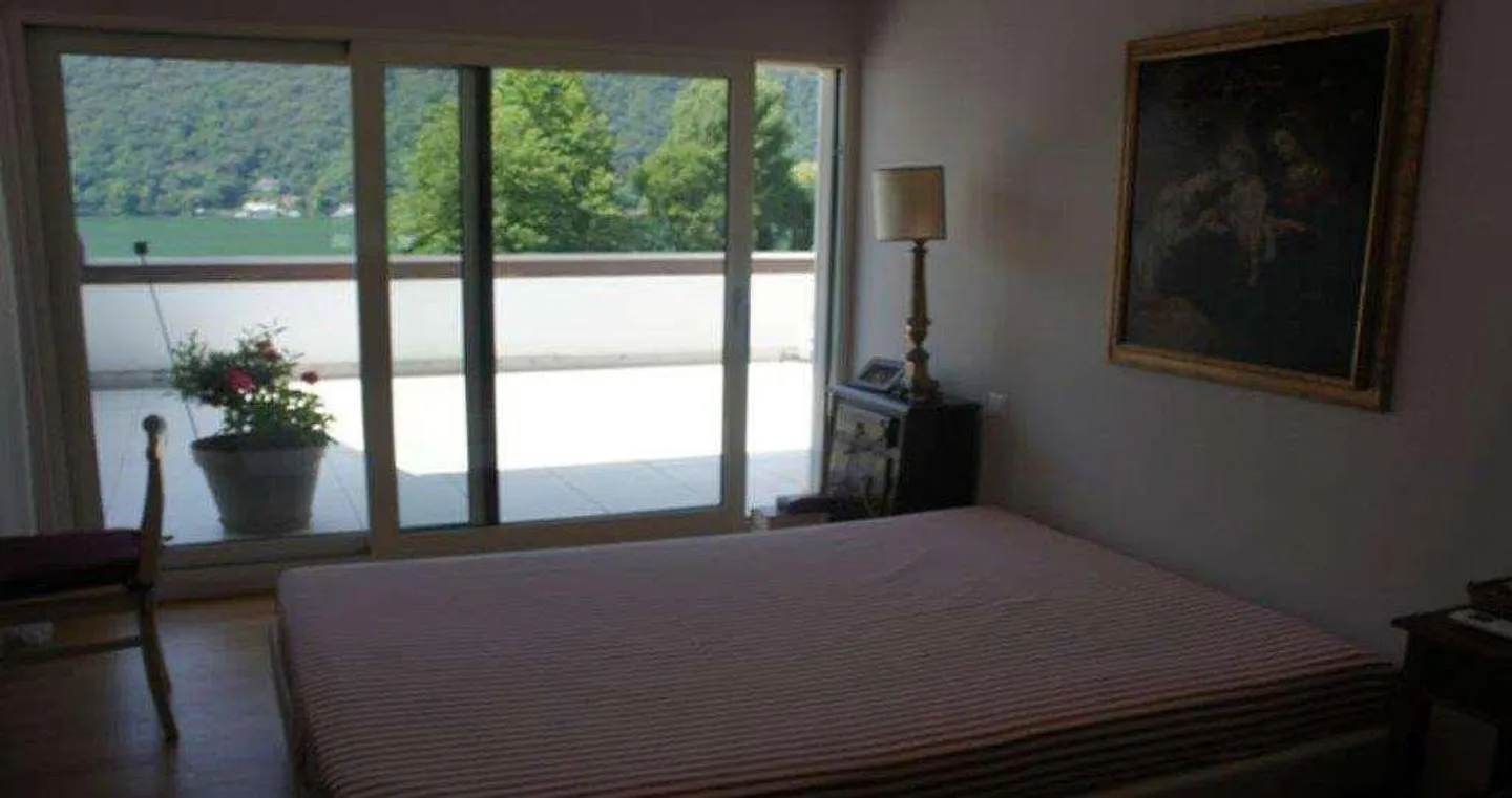 MELANO: SPLENDIDO ATTICO CON VISTA SUL LAGO - Foto 6 di 6