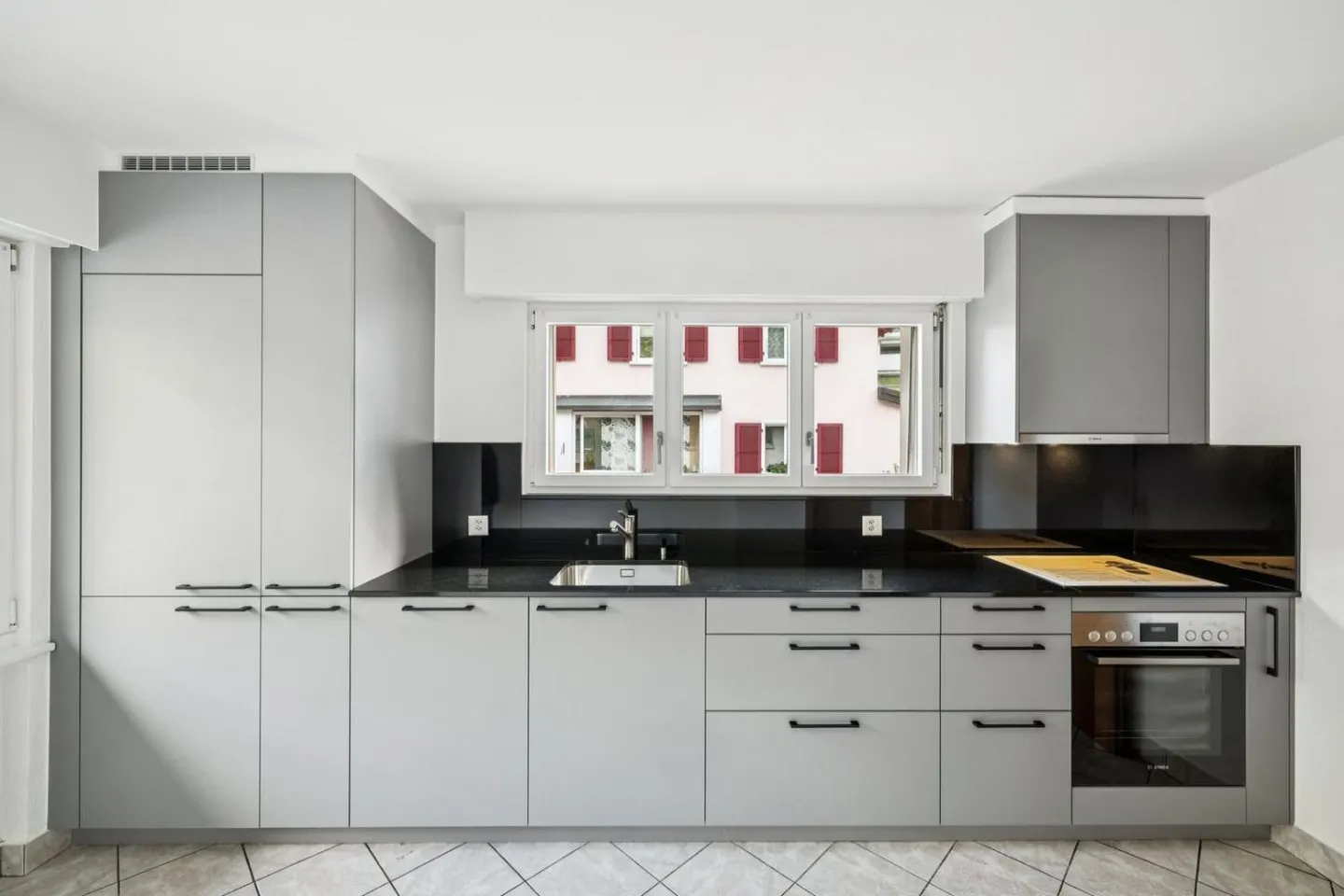 Large detached house with large converted basement - Photo 3 of 13