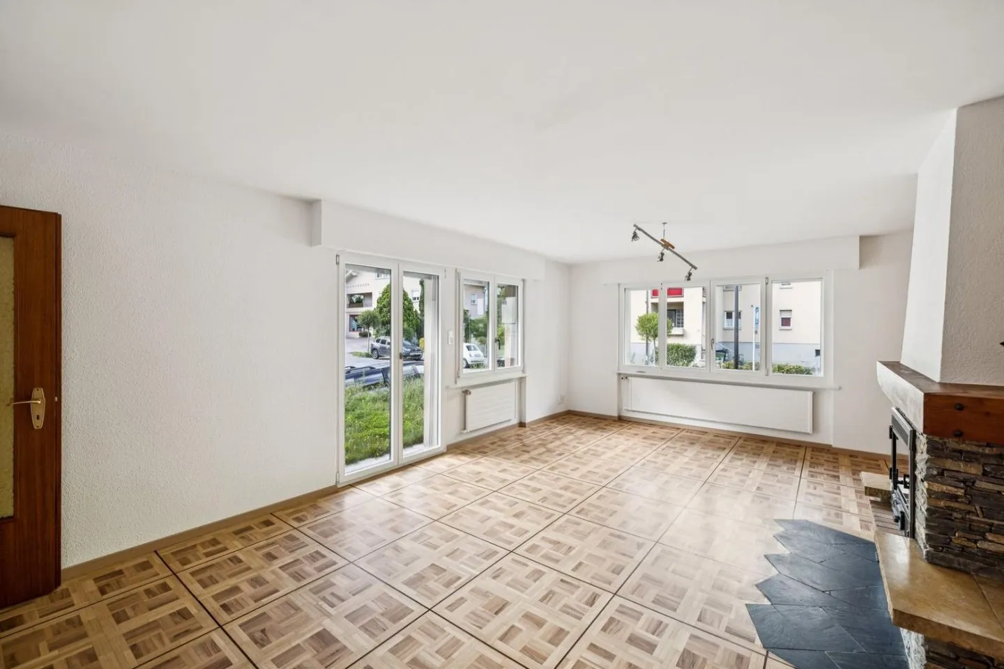 Large detached house with large converted basement - Photo 4 of 13