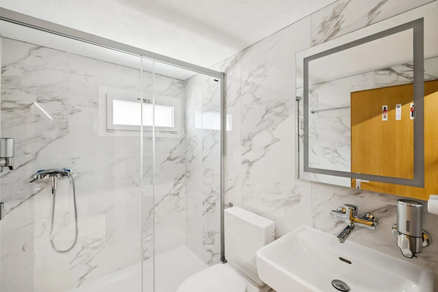 Large detached house with large converted basement - Photo 5 of 13