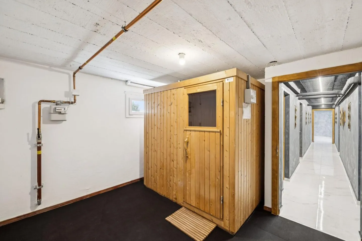 Large detached house with large converted basement - Photo 9 of 13