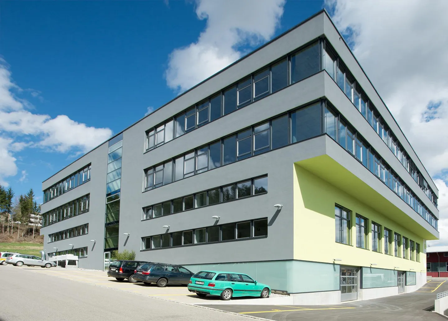 Espace locatif spacieux et lumineux dans le bâtiment commercial et de bureaux Omega - Photo 2 sur 9