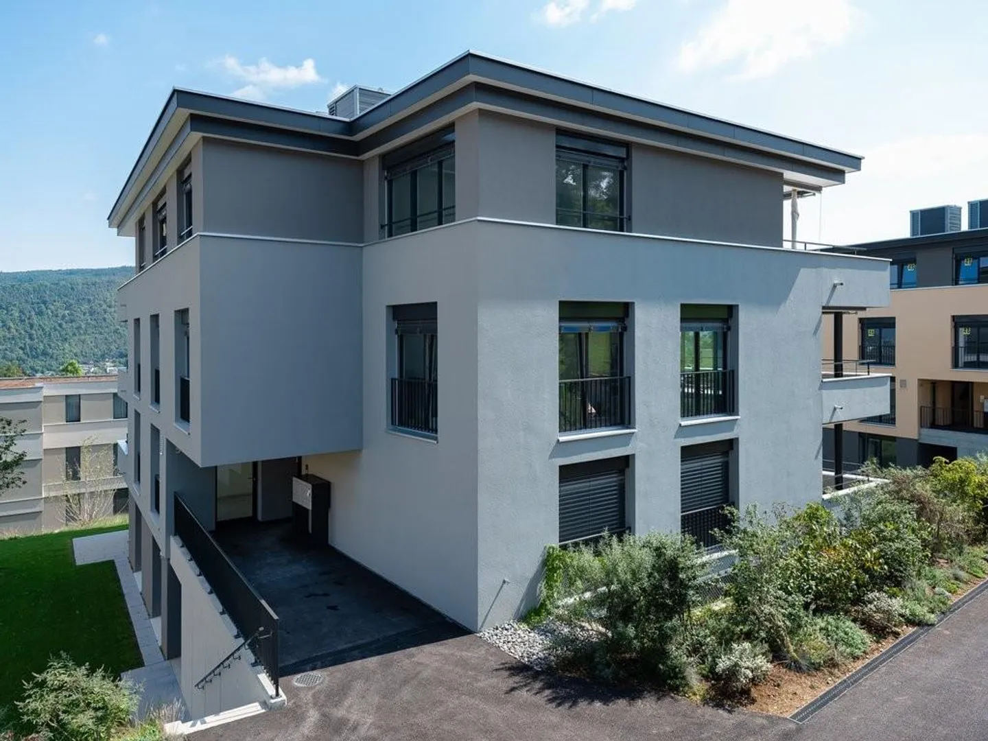 Appartement avec grand balcon et buanderie privée - Photo 2 sur 9