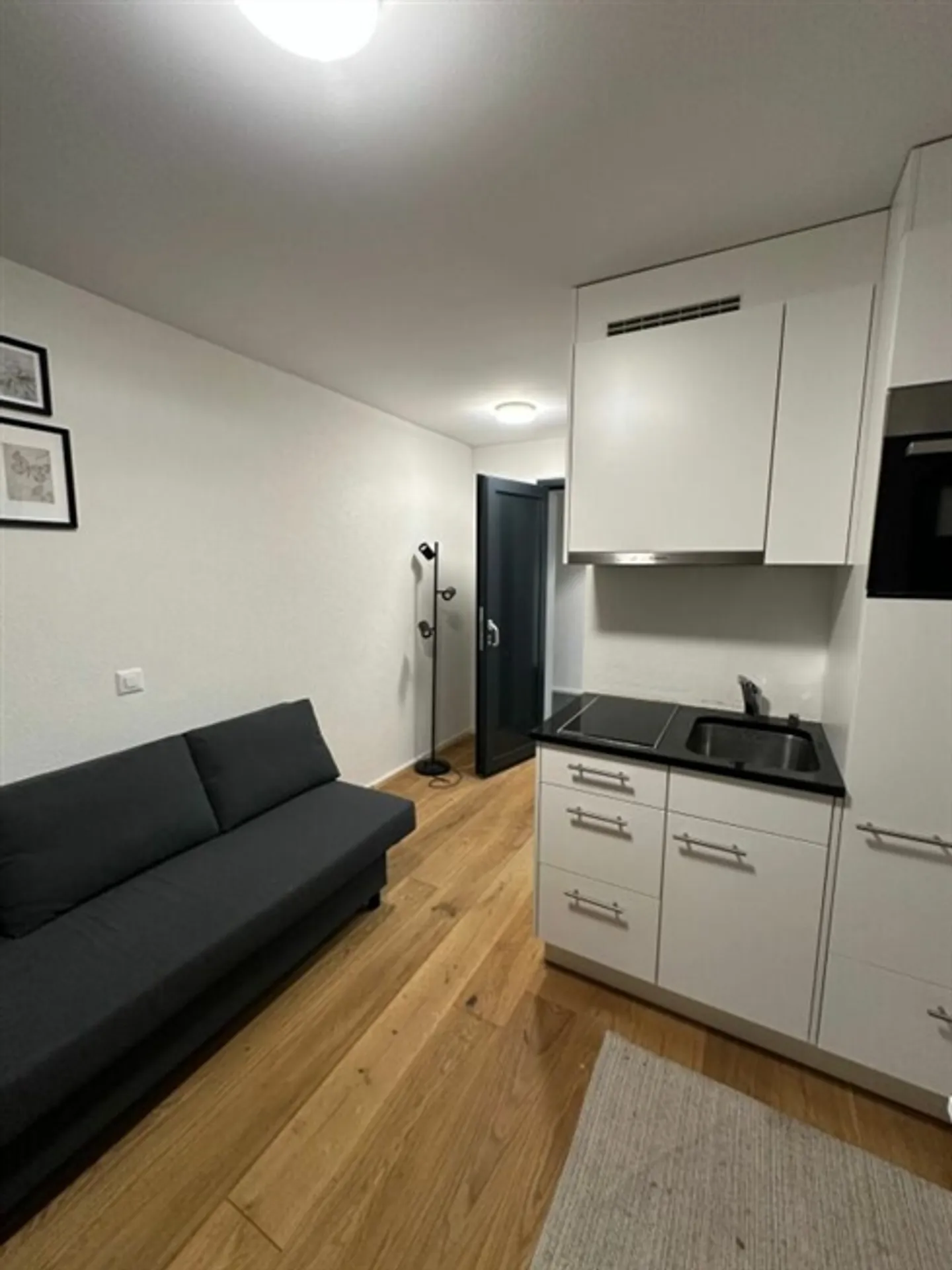 Newly renovated 1-room studio (13 m²) for rent from 01.03.2026 - Photo 5 of 8