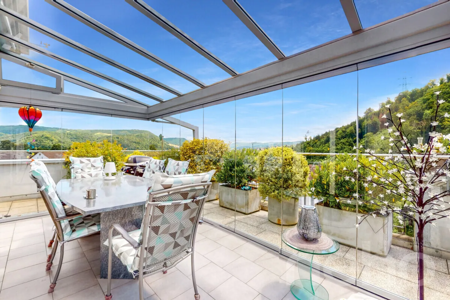 Spacious 5.5-room penthouse apartment with direct lift access - Photo 2 of 12