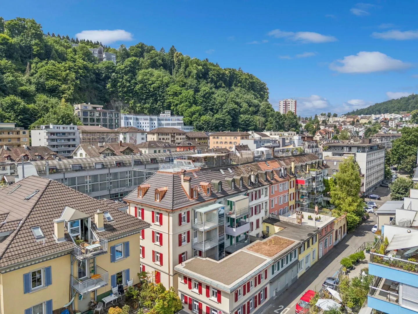 Prima occupazione! Appartamento 3.5 locali in una sezione di casa separata con terrazza e ingresso privato - Foto 2 di 18