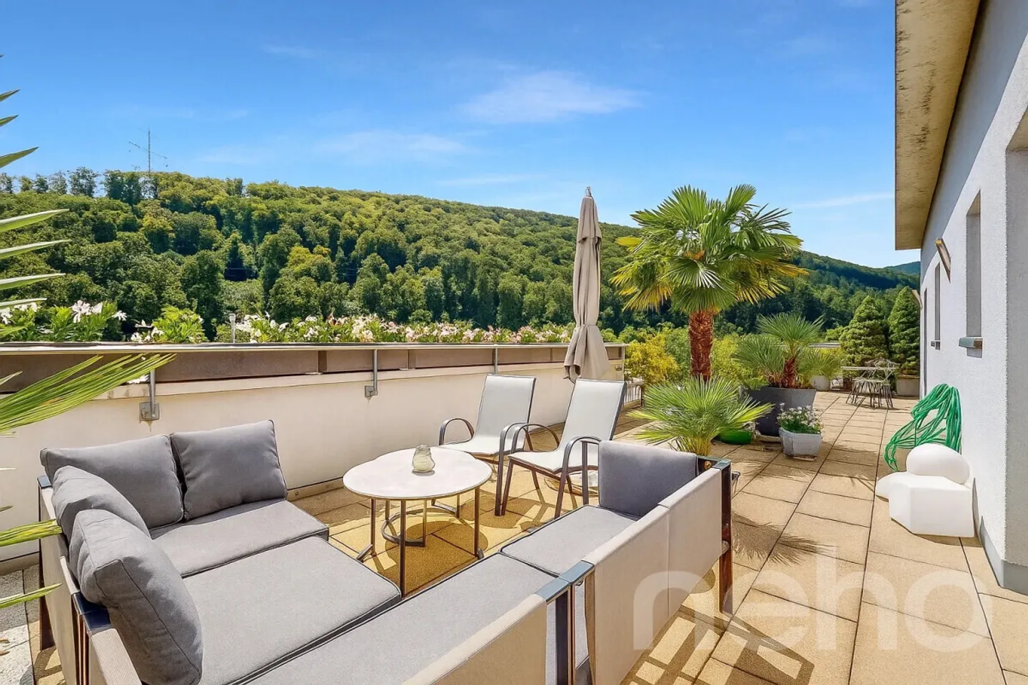 Spacious 5.5-room penthouse apartment with direct lift access - Photo 1 of 12