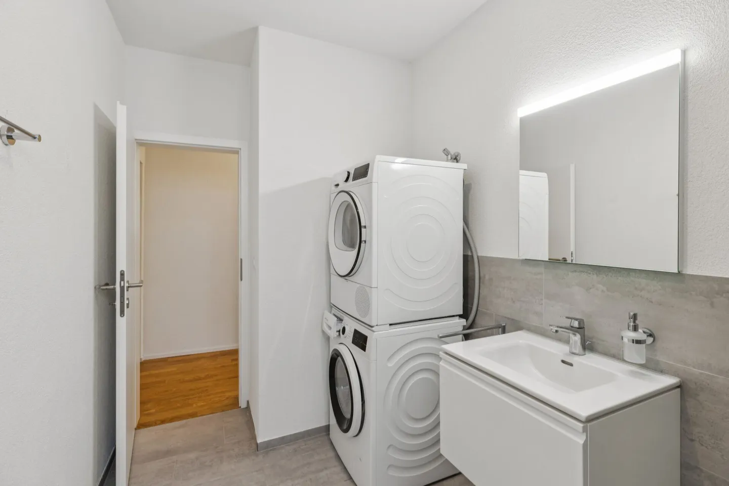 Prima occupazione! Appartamento 3.5 locali in una sezione di casa separata con terrazza e ingresso privato - Foto 5 di 18