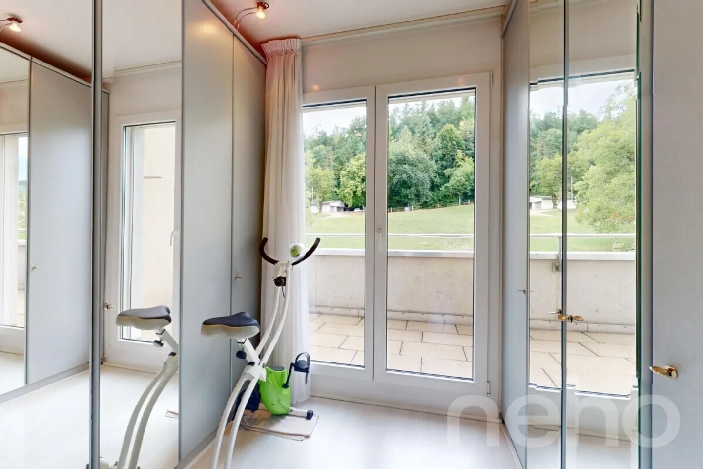 Spacious 5.5-room penthouse apartment with direct lift access - Photo 9 of 12