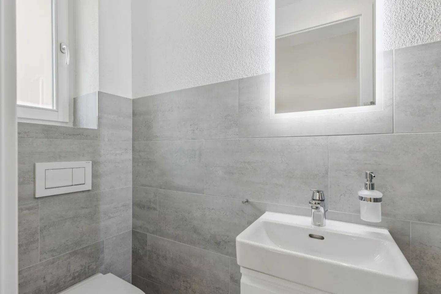 Prima occupazione! Appartamento 3.5 locali in una sezione di casa separata con terrazza e ingresso privato - Foto 17 di 18