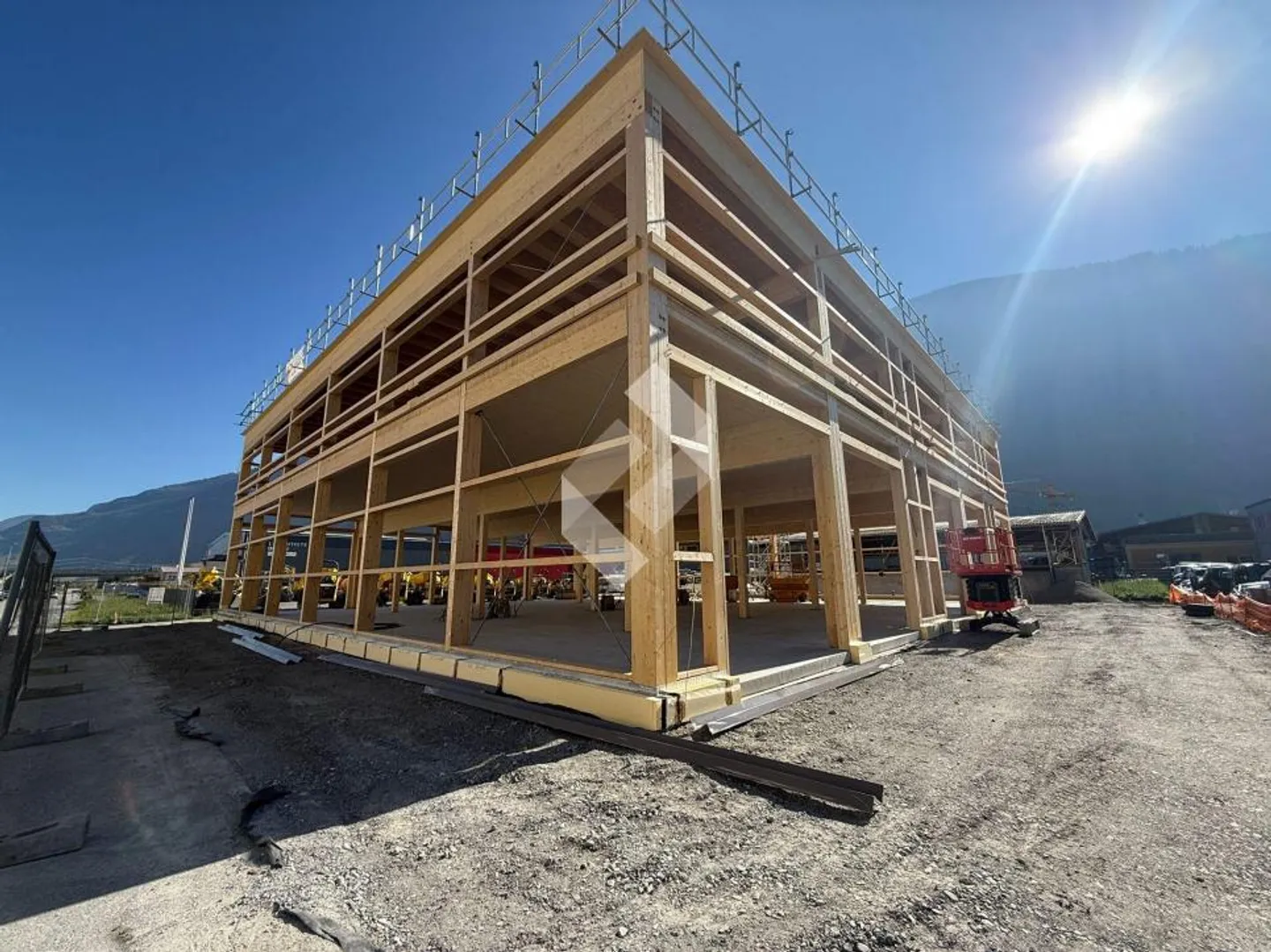 Bureau à l'étage supérieur dans un nouveau bâtiment de hall en construction - Photo 1 sur 10