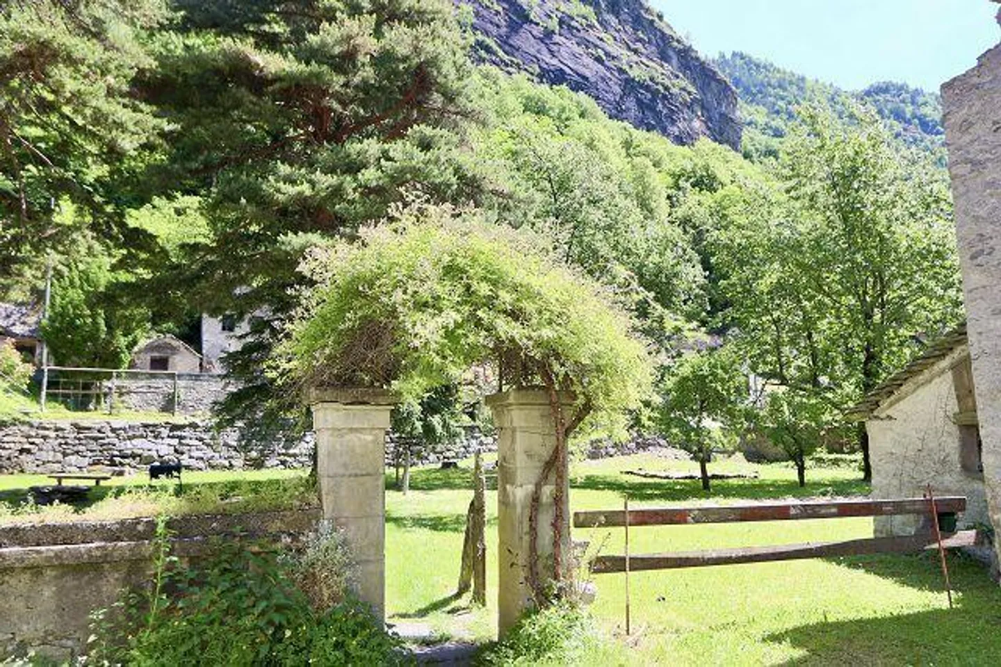 Maison tessinoise de 3 1/2 pièces dans un endroit très calme et ensoleillé avec vue panoramique / maison tessinoise de 3 1/2 pièces, très calme, ensoleillée et belle vue - Photo 33 sur 45