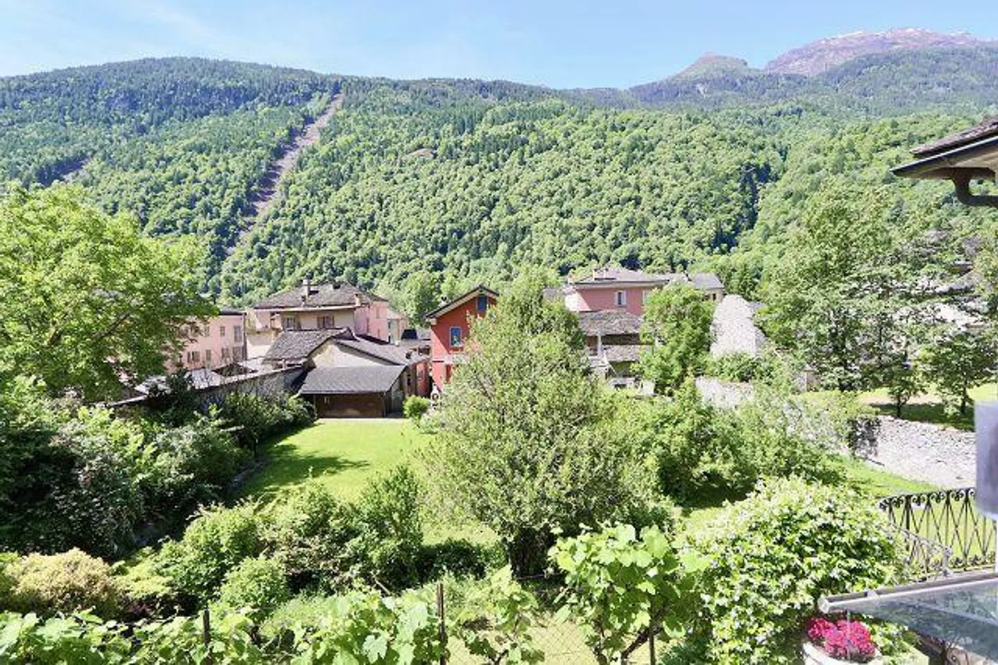 Maison tessinoise de 3 1/2 pièces dans un endroit très calme et ensoleillé avec vue panoramique / maison tessinoise de 3 1/2 pièces, très calme, ensoleillée et belle vue - Photo 40 sur 45