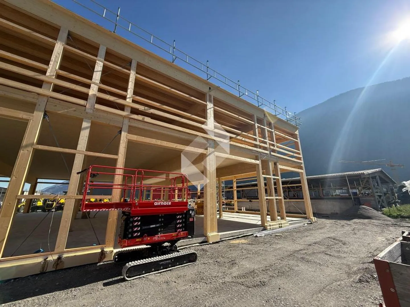 Bureau à l'étage supérieur dans un nouveau bâtiment de hall en construction - Photo 2 sur 10
