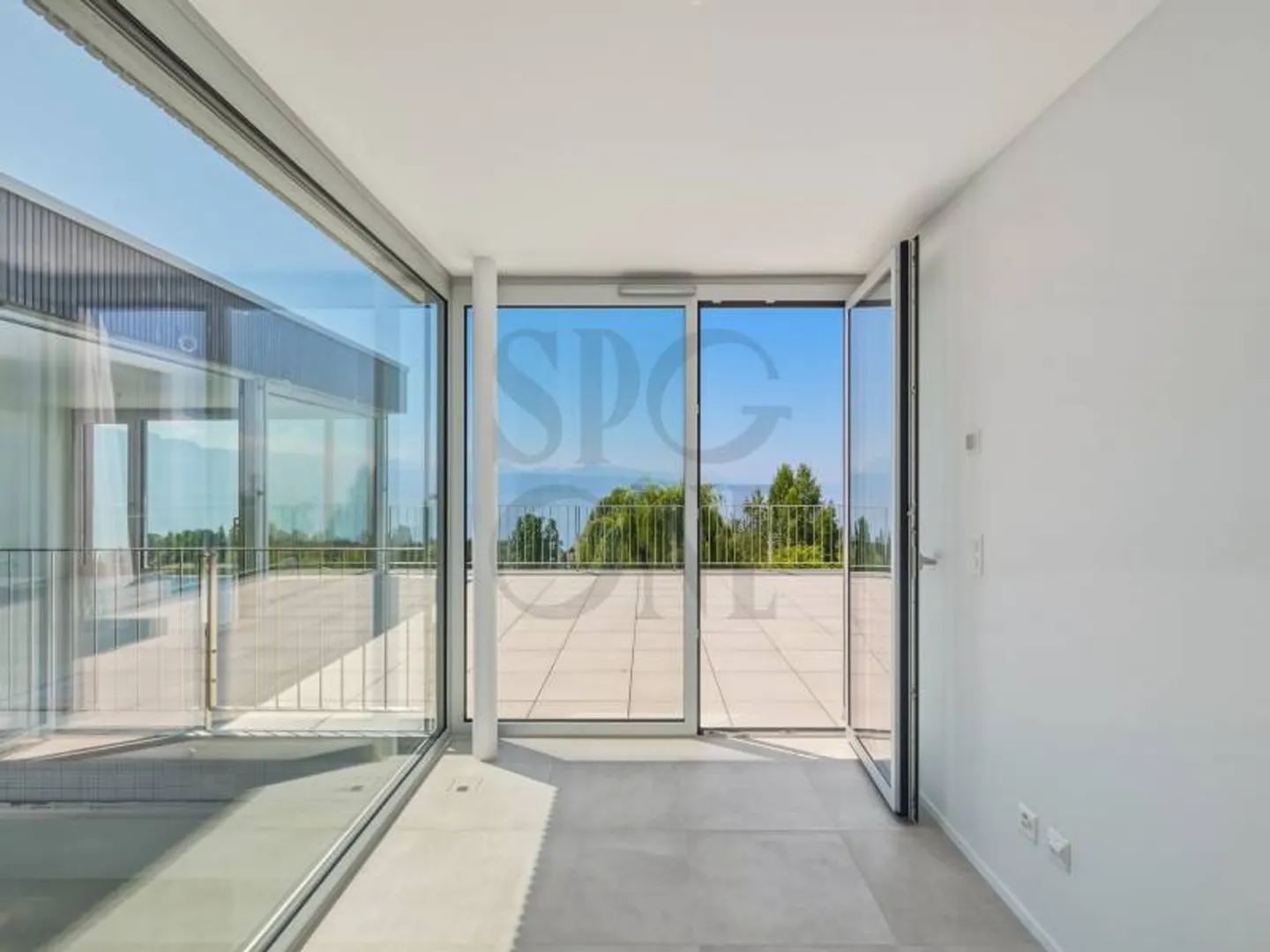 Contemporary Villa with Lake View - Photo 4 of 11