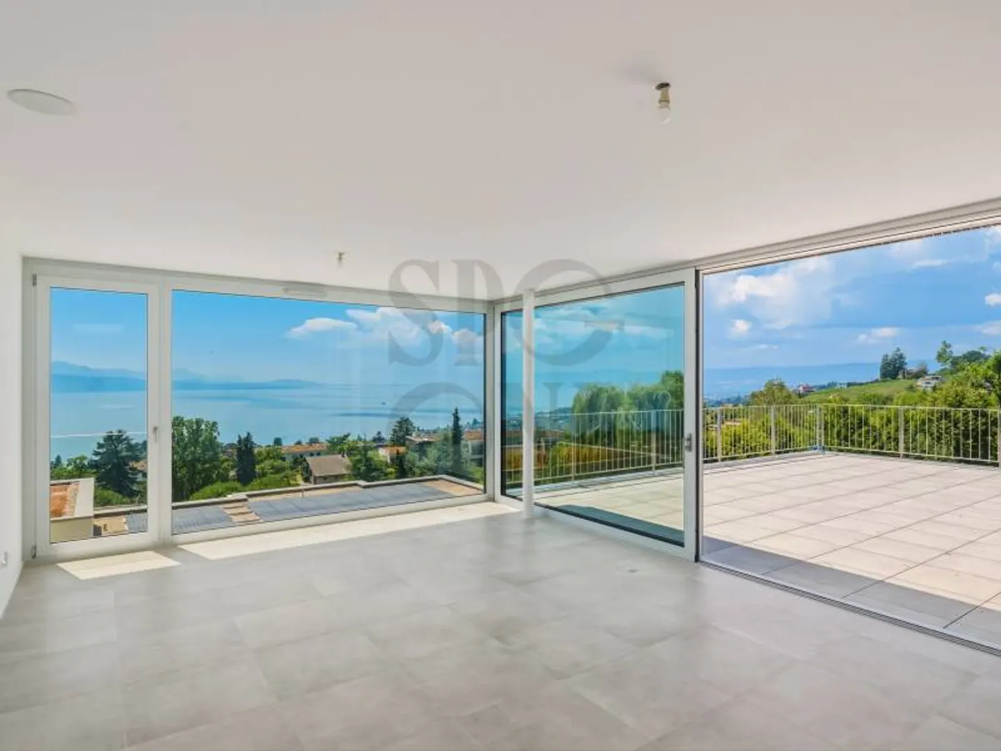 Contemporary Villa with Lake View - Photo 6 of 11