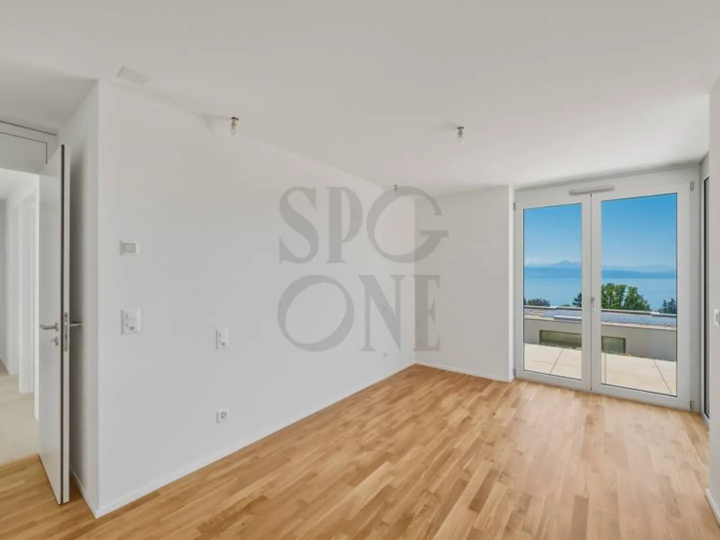 Contemporary Villa with Lake View - Photo 9 of 11
