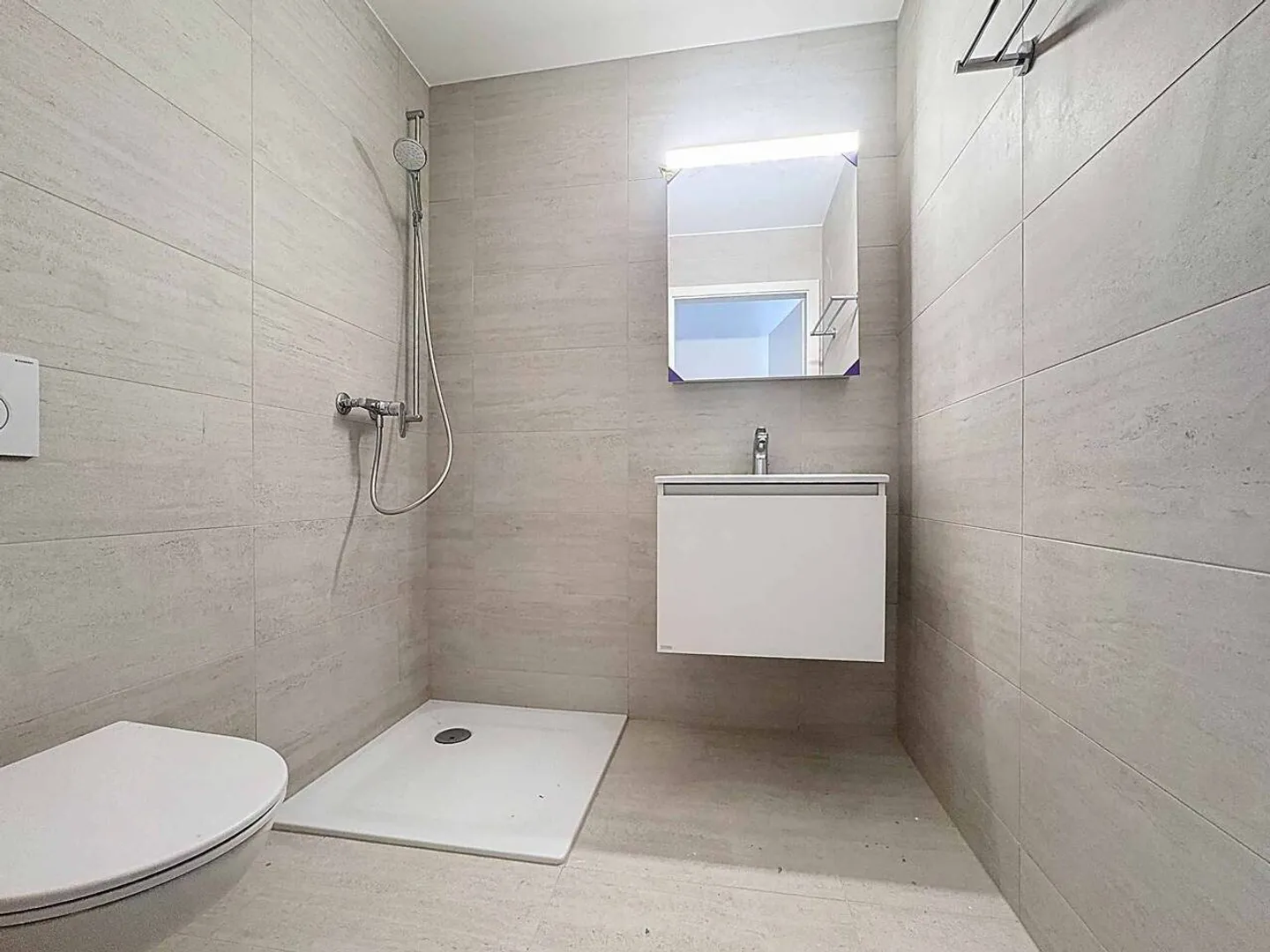 Attique de 5.5 pièces avec rooftop terrasse de 249m2 au 4ème étage ascenseur avec accès privatif - Photo 7 sur 12