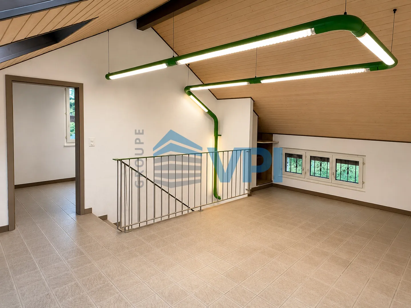 Cointrin - Bellissimo ufficio di 120 m2 con aree di stoccaggio e posti auto - Foto 2 di 6