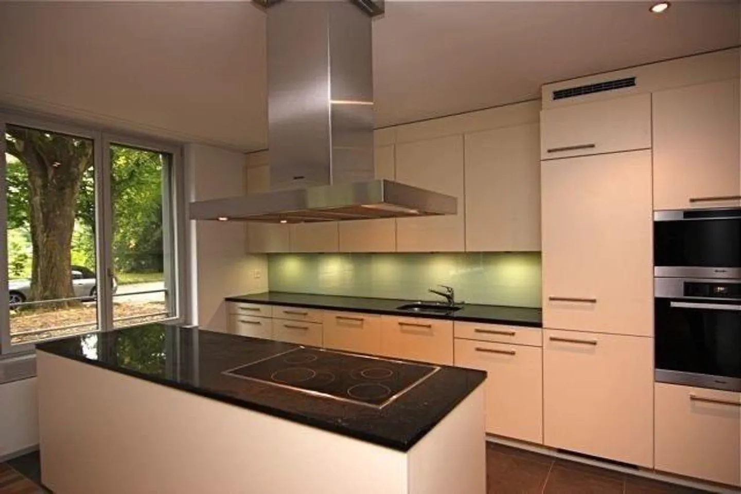 Eleganza urbana all'Adlergarten: appartamento loft 2,5 locali con loggia 84 m2 - Foto 3 di 7