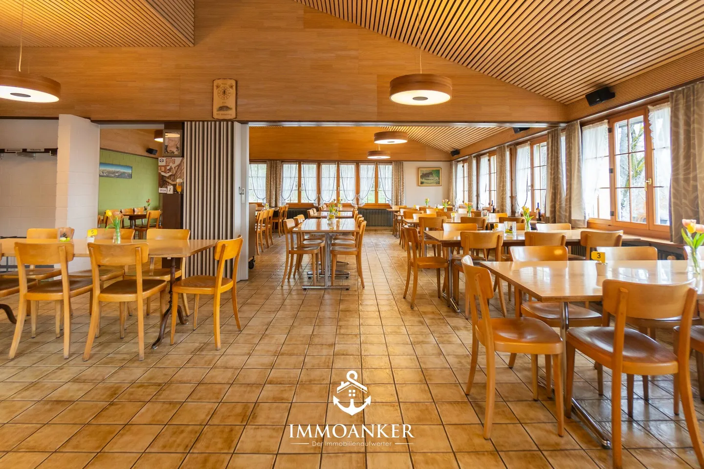 Erfolgreiches Restaurant mit 4.5 Zi. Wohnung und viel Umschwung am Südhang - Foto 2 von 11