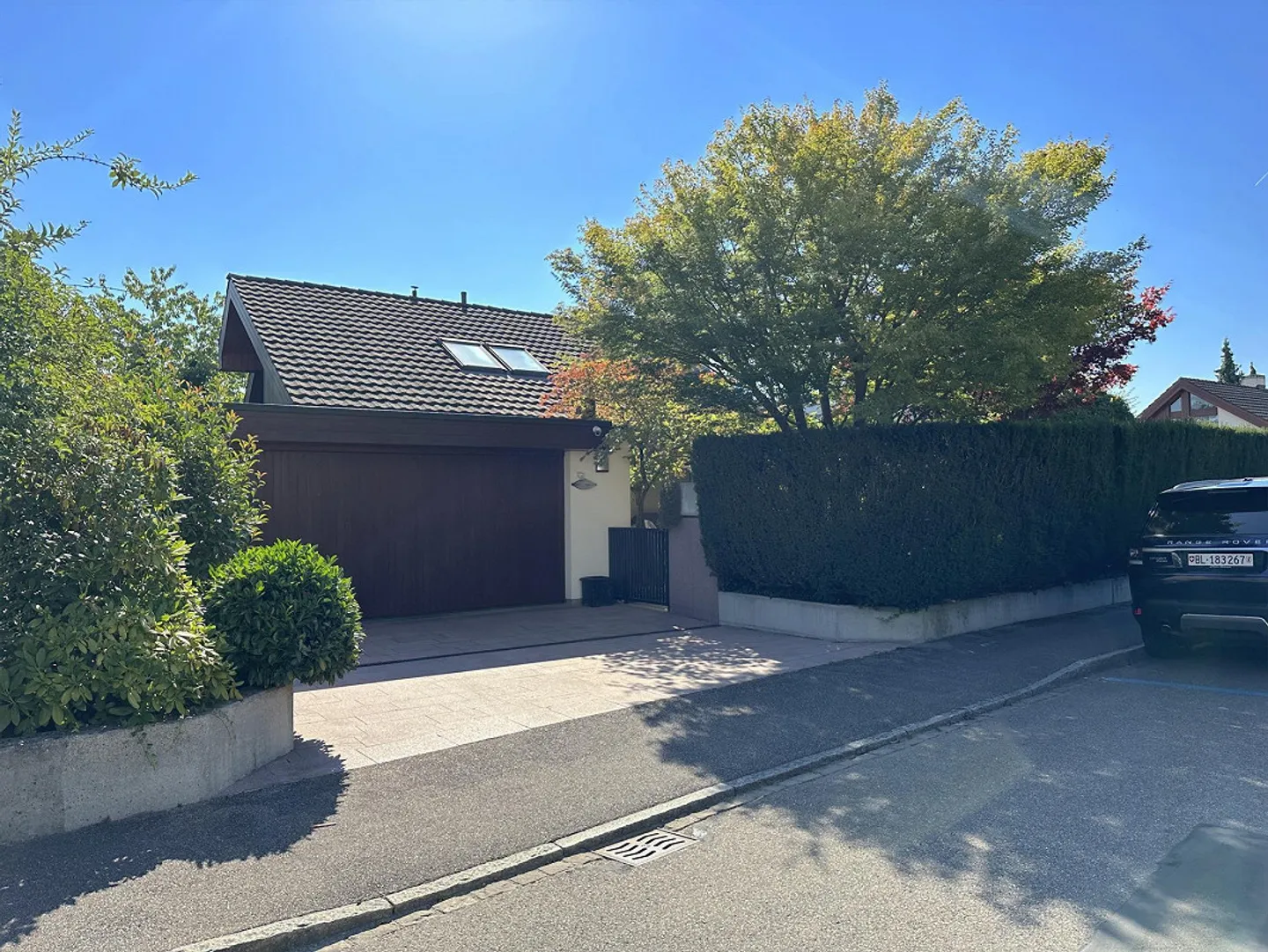 Binningen: Attraente villa di 6,5 stanze in posizione privilegiata con piscina interna e molto altro - Foto 1 di 11