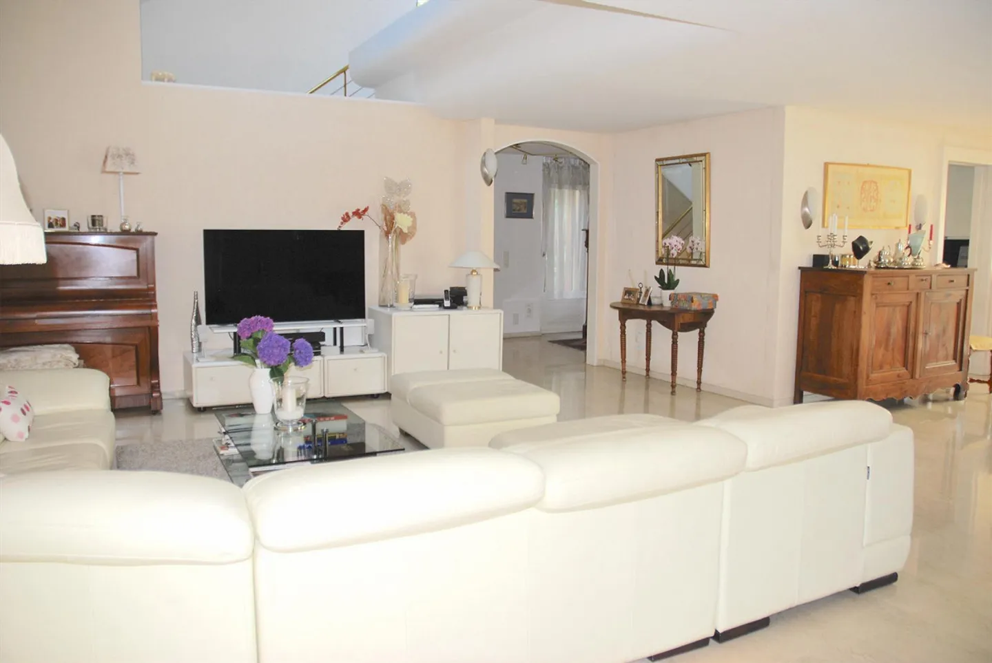 Binningen: Attraente villa di 6,5 stanze in posizione privilegiata con piscina interna e molto altro - Foto 7 di 11