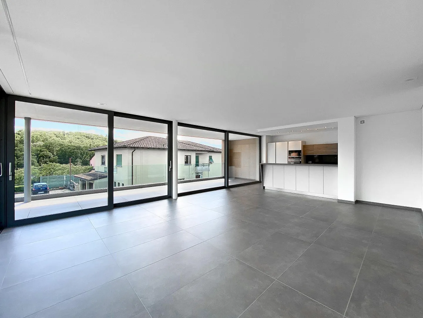 Modern 3.5 rooms in first location in Comano - Photo 1 of 8
