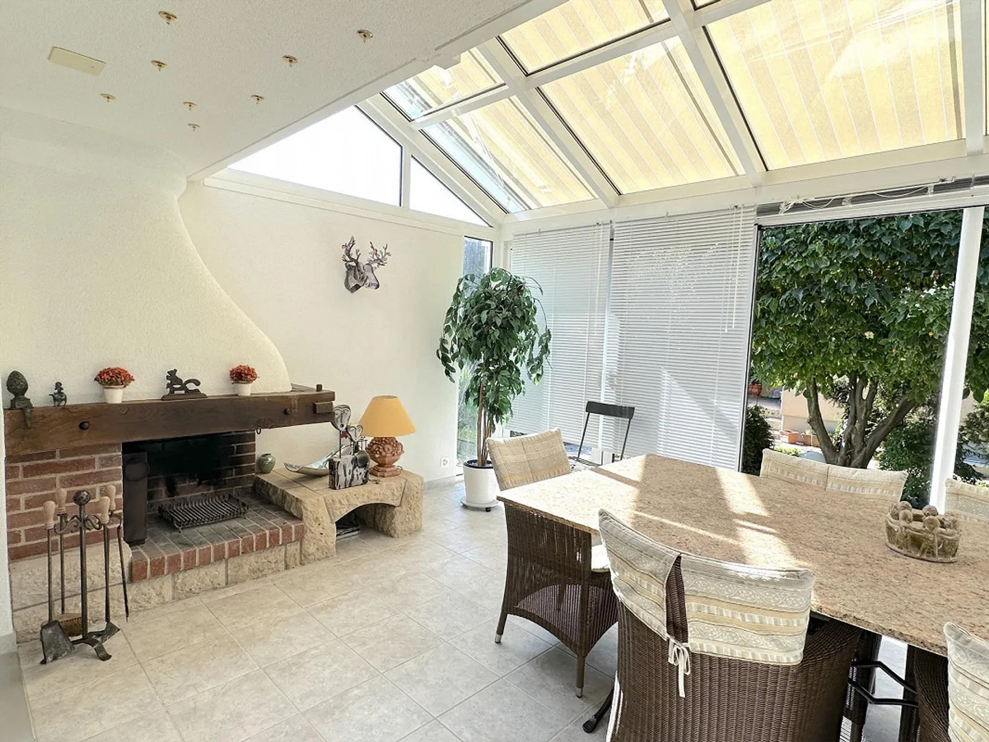 Binningen: Attraente villa di 6,5 stanze in posizione privilegiata con piscina interna e molto altro - Foto 9 di 11