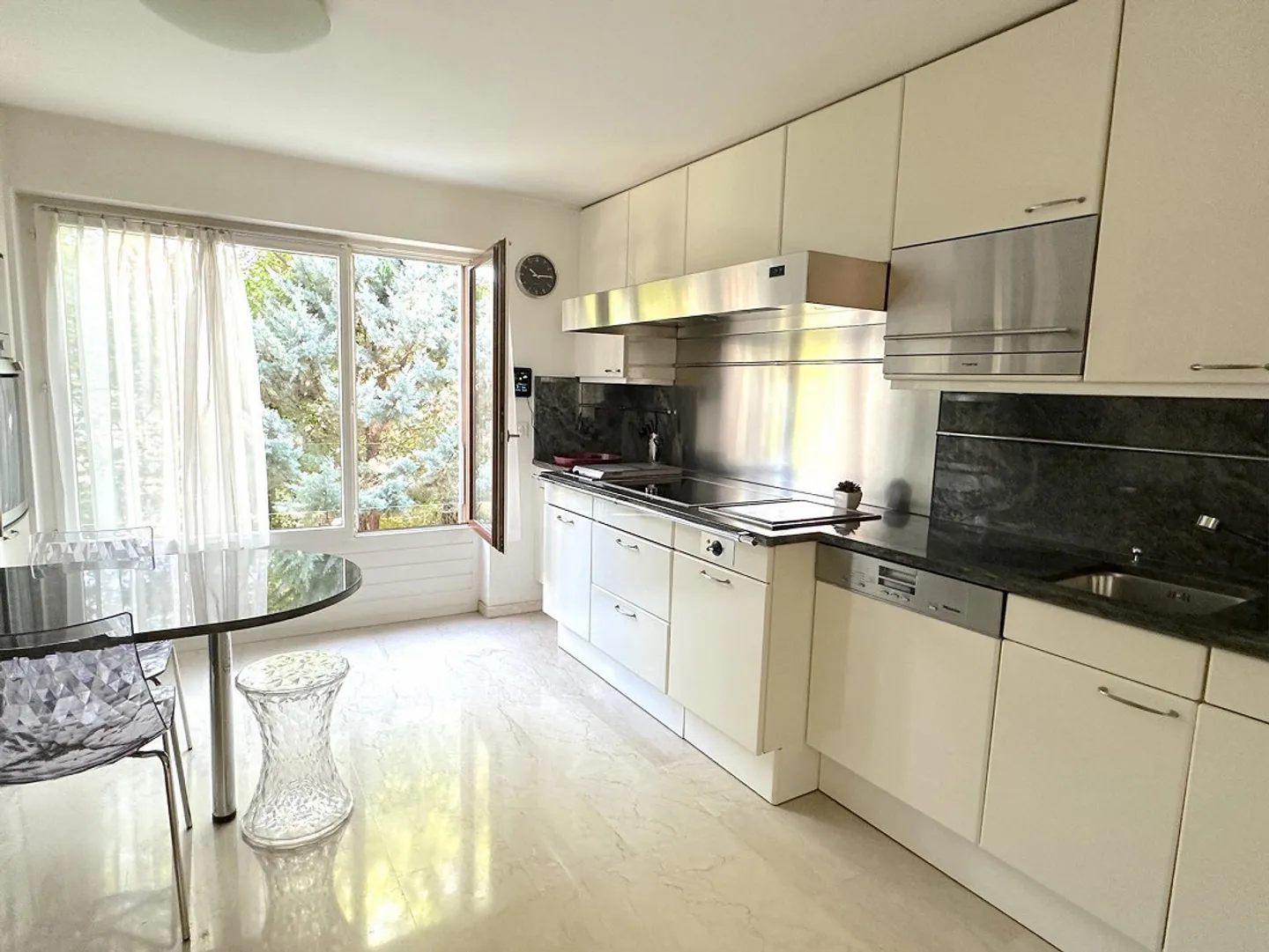 Binningen: Attraente villa di 6,5 stanze in posizione privilegiata con piscina interna e molto altro - Foto 10 di 11