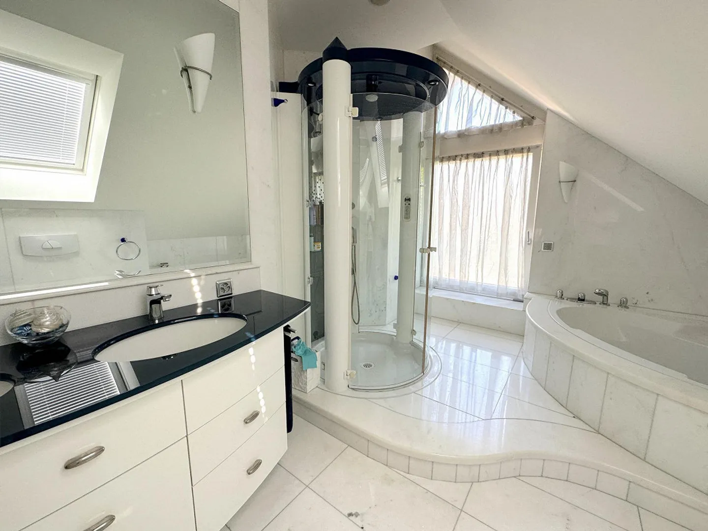 Binningen: Attraente villa di 6,5 stanze in posizione privilegiata con piscina interna e molto altro - Foto 11 di 11