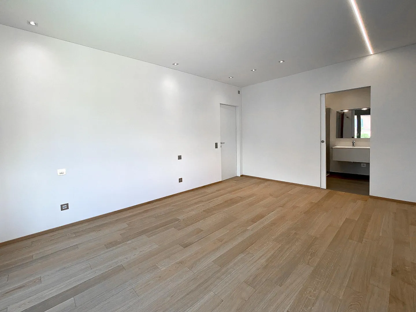 Modern 3.5 rooms in first location in Comano - Photo 2 of 8