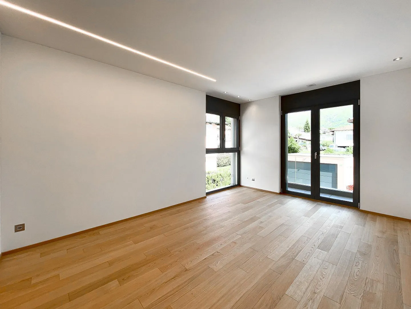 Modern 3.5 rooms in first location in Comano - Photo 3 of 8