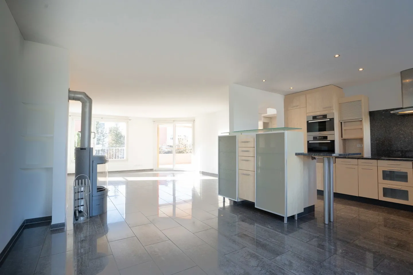 Appartement à louer avec espace, lumière et charme particulier - Photo 2 sur 9