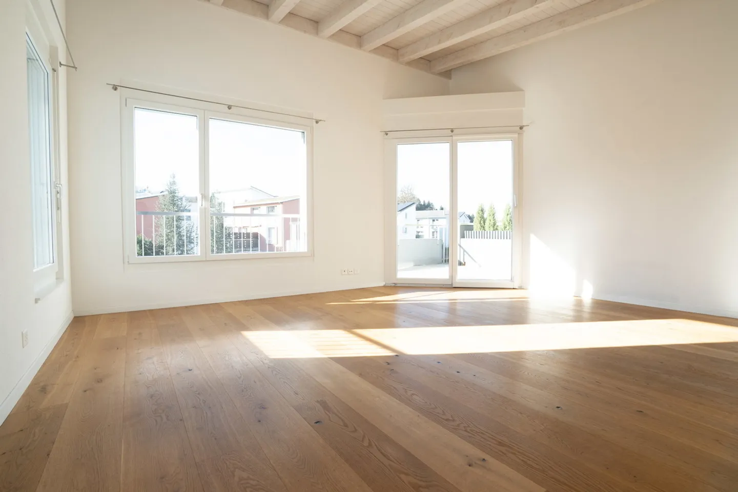 Appartement à louer avec espace, lumière et charme particulier - Photo 3 sur 9